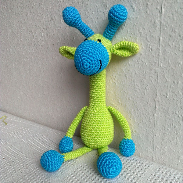 giraffe in blauw en groen