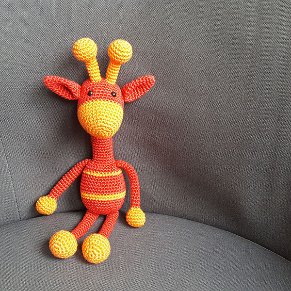 giraffe in rood en oranje