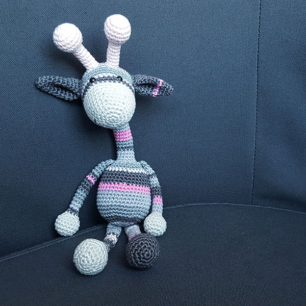 giraffe in roze en grijs